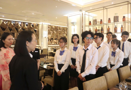 SINH VIÊN NGÀNH QUẢN TRỊ NHÀ HÀNG & DỊCH VỤ ĂN UỐNG VÀ KỸ THUẬT CHẾ BIẾN MÓN ĂN TRƯỜNG CAO ĐẲNG CÔNG NGHỆ TP.HCM THAM QUAN, TRẢI NGHIỆM THỰC TẾ TẠI CARAVELLE SAIGON