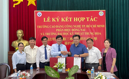Chi bộ Công tác học sinh sinh viên và quan hệ doanh nghiệp kết nạp đảng viên mới