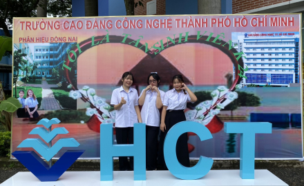 Tặng quà cho sinh viên có hoàn cảnh khó khăn về quê đón tết Tân Sửu 2021