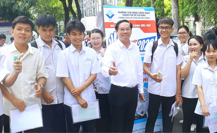 TRƯỜNG CAO ĐẲNG CÔNG NGHỆ TP. HCM TIẾP SỨC MÙA THI 2026 TẠI ĐIỂM THI THPT LÊ QUÝ ĐÔN, THCS KIẾN THIẾT