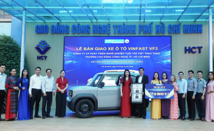 HCT TIẾP NHẬN XE Ô TÔ VINFAST VF3 DO DOANH NGHIỆP TRAO TẶNG, TĂNG CƯỜNG GẮN KẾT GIỮA NHÀ TRƯỜNG VÀ DOANH NGHIỆP
