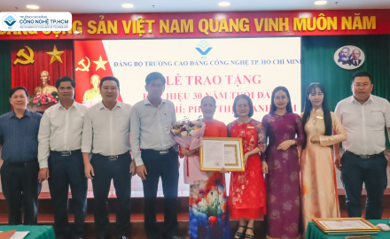 Lễ trao Huy hiệu 30 năm tuổi Đảng