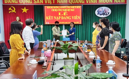 Chi bộ Công nghệ dệt may, Trường Cao đẳng công nghệ Tp. Hồ Chí Minh kết nạp Đảng viên mới