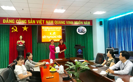 Chi bộ Đào tạo kết nạp Đảng viên
